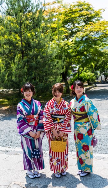 点击大图看下一张：穿着和服的年轻日本女孩图片