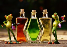 青蛙玩具与鸡尾酒放在一起图片_10张