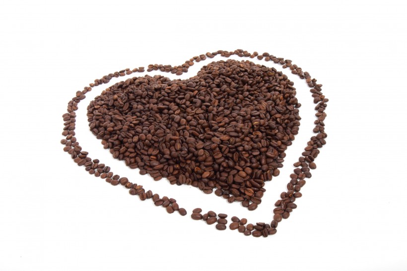 点击大图看下一张：咖啡豆拼成的爱心形状图片