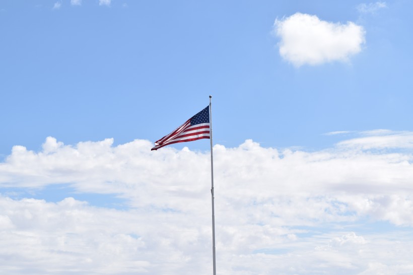 点击大图看下一张：随风飘扬的美国国旗图片