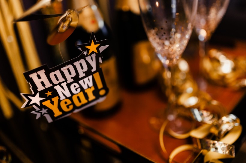 点击大图看下一张:新年派对上的装饰和酒水图片