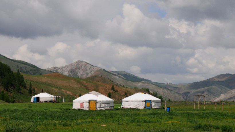点击大图看下一张：内蒙古草原上的蒙古包图片