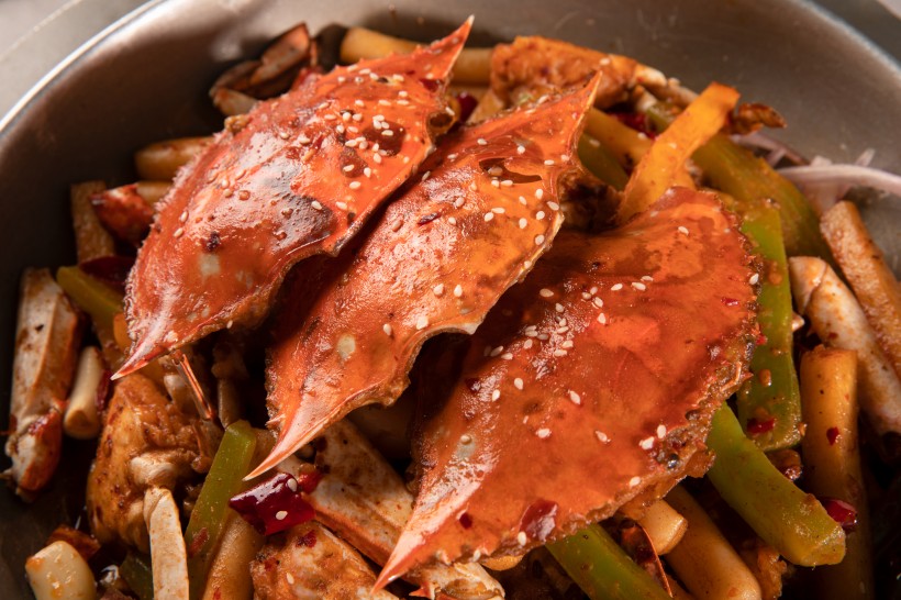 点击大图看下一张：美味好吃让人停不住嘴的香辣梭子蟹图片