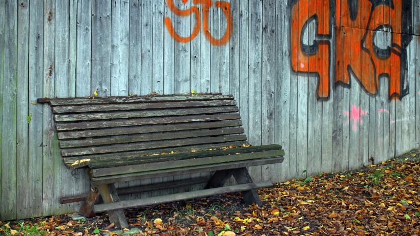 点击大图看下一张：秋天公园里的长椅图片