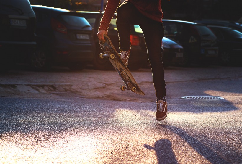 点击大图看下一张：滑滑板的时尚青年图片