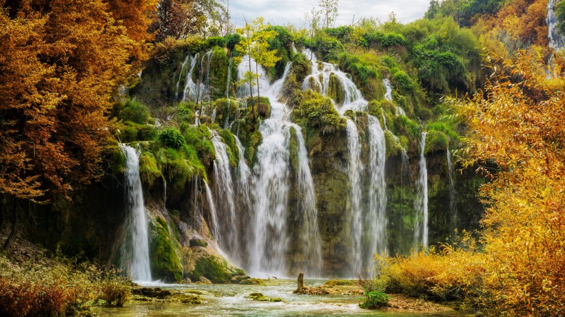 点击大图看下一张：唯美的山间瀑布自然风景图片