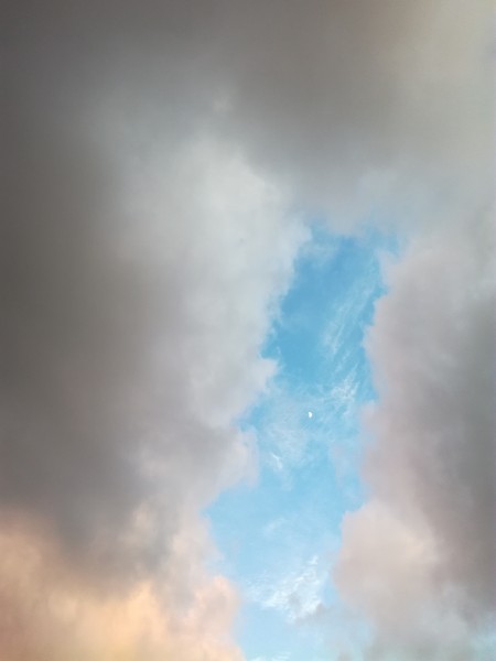 点击大图看下一张：空中的乌云图片