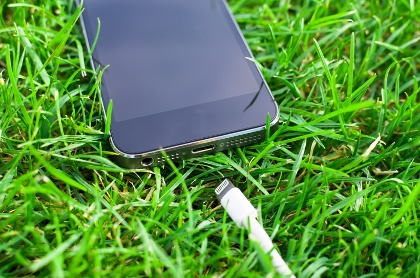 点击大图看下一张：草地上的手机图片