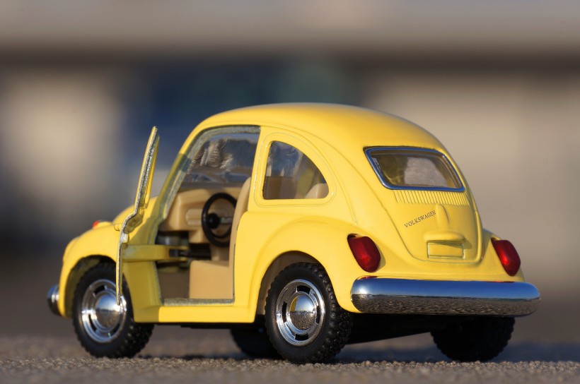 点击大图看下一张：可爱的复古玩具车图片