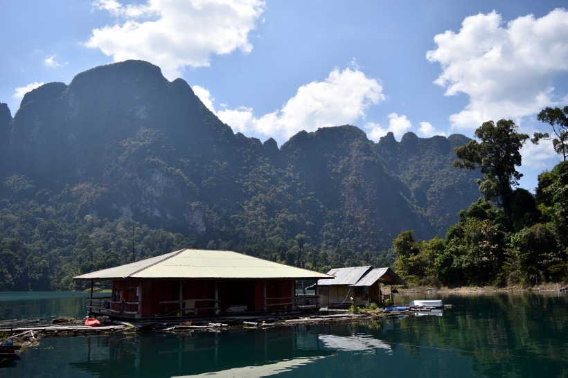 点击大图看下一张：湖边小屋风景图片