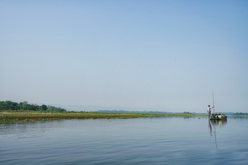 点击大图看下一张：尼泊尔奇特旺国家公园河流自然风景图片