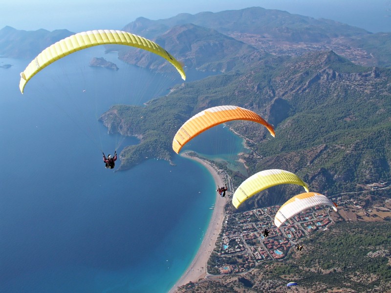 点击大图看下一张：惊险刺激的滑翔伞运动图片 