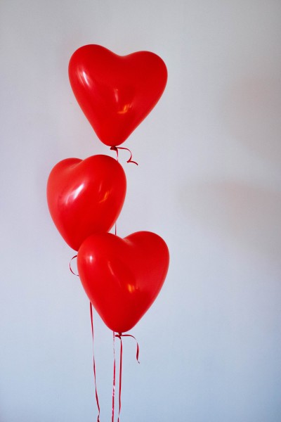 点击大图看下一张：红色心形气球图片
