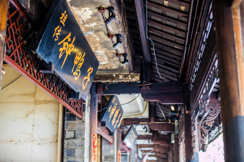 点击大图看下一张：四川都江堰古老建筑风景图片