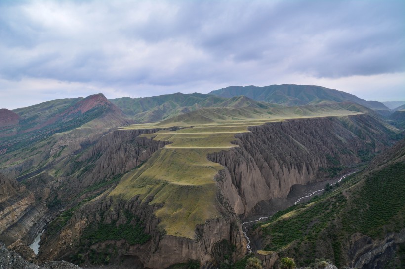 点击大图看下一张：新疆乌苏大峡谷自然风景图片