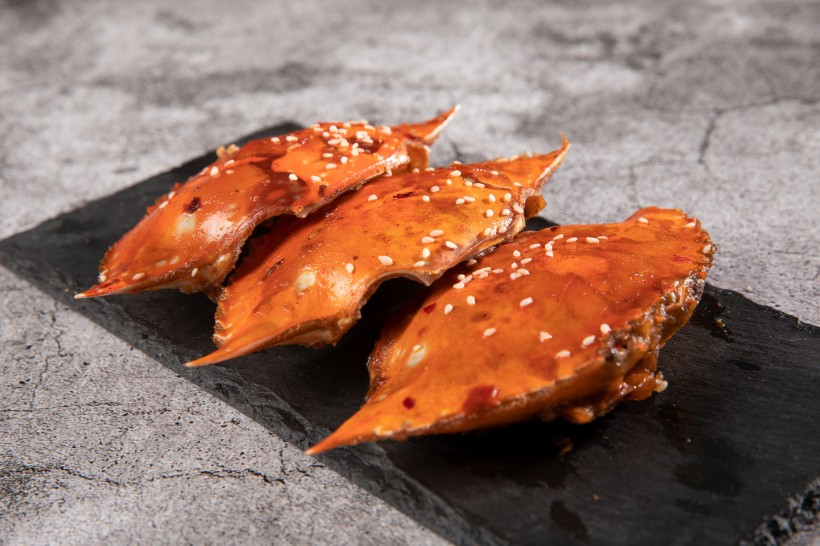 点击大图看下一张：美味好吃让人停不住嘴的香辣梭子蟹图片