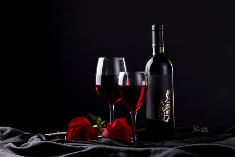 点击大图看下一张：高雅的红酒和红酒杯图片