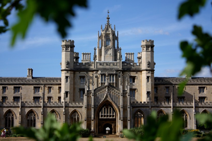 点击大图看下一张：英国剑桥大学建筑风景图片