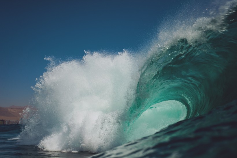 点击大图看下一张：卷起的海浪图片