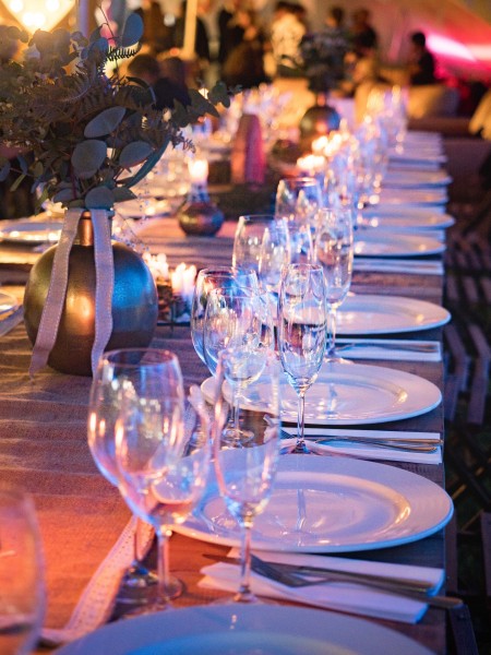 点击大图看下一张：布置精美的长餐桌图片