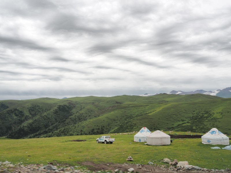 点击大图看下一张：内蒙古草原上的蒙古包图片