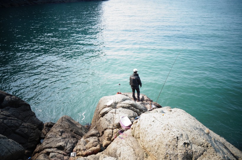 点击大图看下一张：休闲钓鱼的人图片