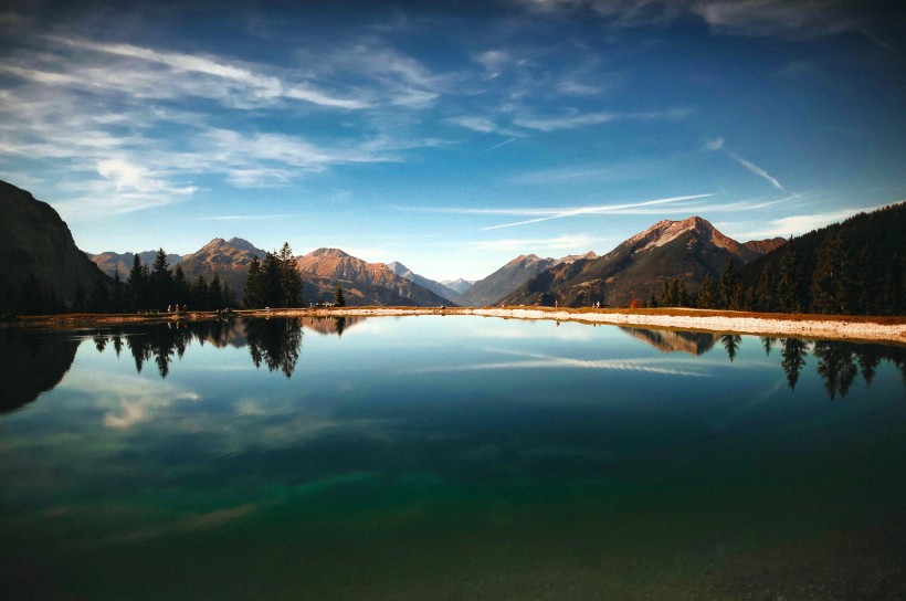 点击大图看下一张：景色迷人的湖泊图片