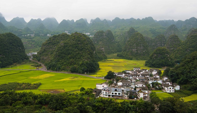点击大图看下一张：贵州万峰林自然风景图片
