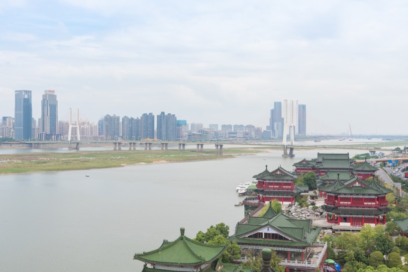 点击大图看下一张：江西南昌建筑风景图片