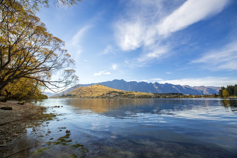 点击大图看下一张：新西兰皇后镇秋季风景图片
