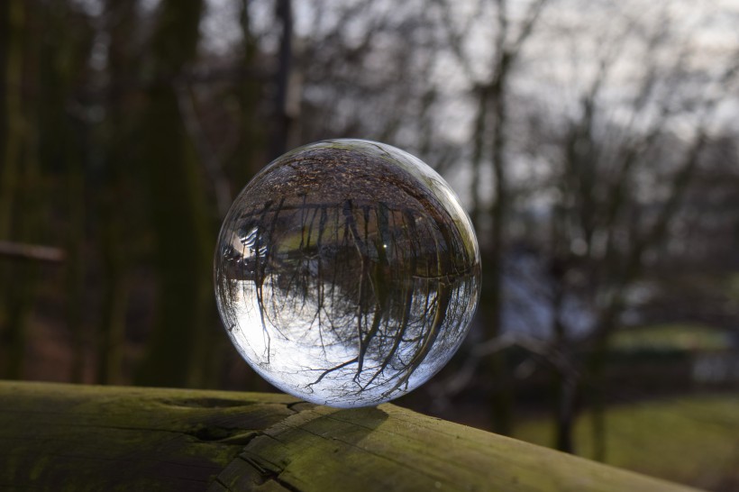 点击大图看下一张：光滑透明的水晶球图片