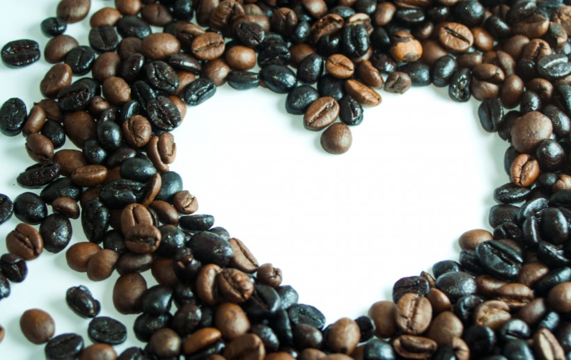 点击大图看下一张：咖啡豆拼成的爱心形状图片