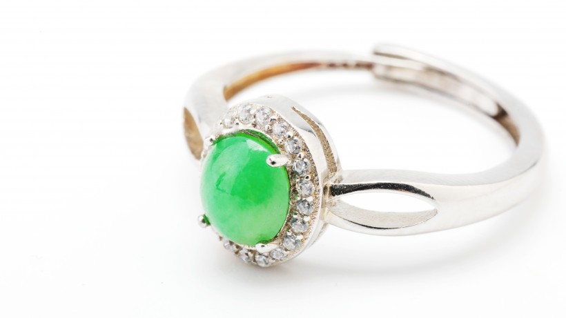 点击大图看下一张：翠绿精制的玉石戒指图片