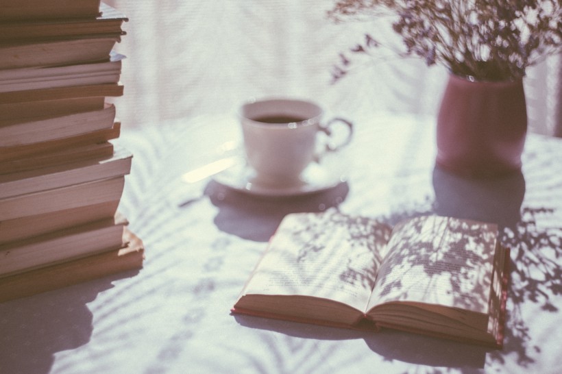 点击大图看下一张：一边看书一边享受下午茶的图片
