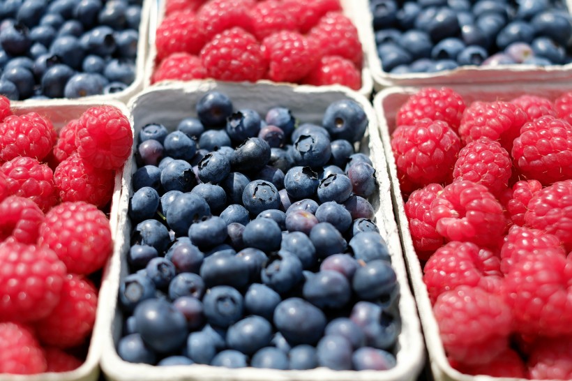 点击大图看下一张：放在一起的草莓和蓝莓图片