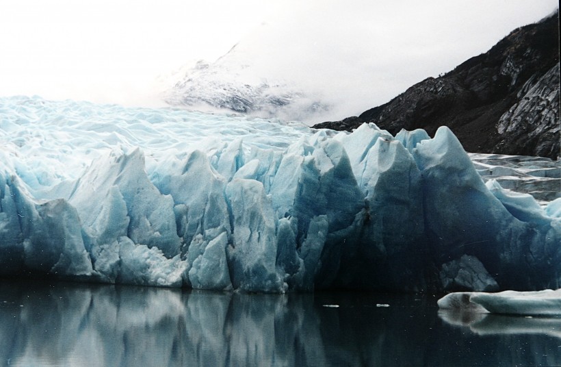 点击大图看下一张：寒冷的冰川图片