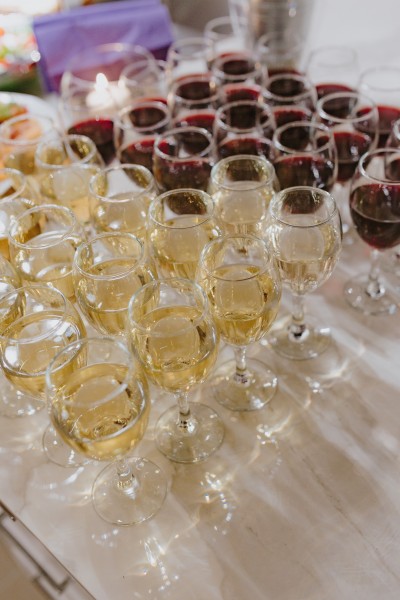点击大图看下一张：聚会上的葡萄酒图片