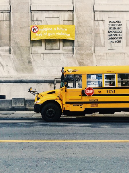 点击大图看下一张：黄色的巴士图片
