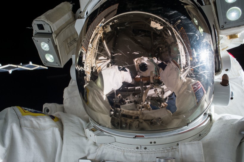 点击大图看下一张：太空中的宇航员图片