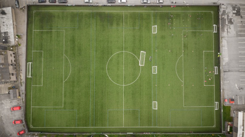 点击大图看下一张：宽敞的足球场图片
