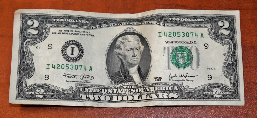 点击大图看下一张：美元纸币特写图片