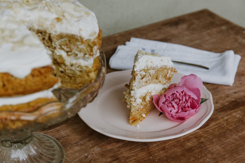 点击大图看下一张：香甜美味的切块蛋糕图片