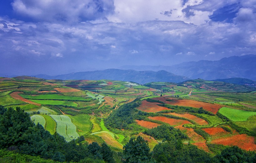 点击大图看下一张：云南东川红土地自然风景图片