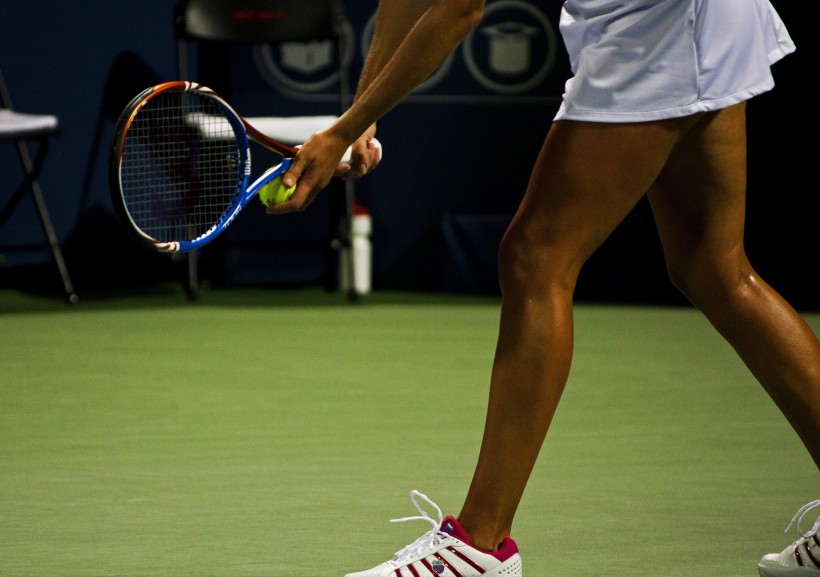 点击大图看下一张：打网球的网球爱好者图片