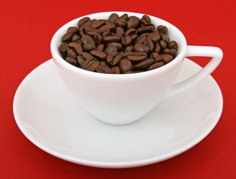 点击大图看下一张：杯子里的咖啡豆图片