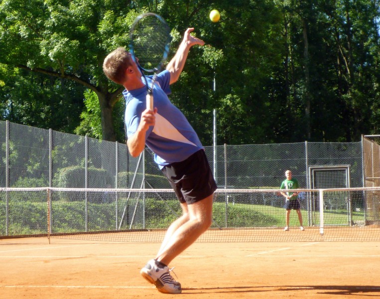 点击大图看下一张：充满竞技性的网球运动图片