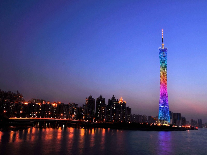 点击大图看下一张：绚丽的广州塔夜景图片