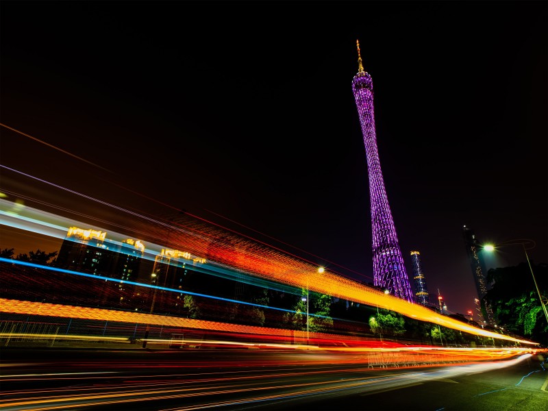 点击大图看下一张：绚丽的广州塔夜景图片