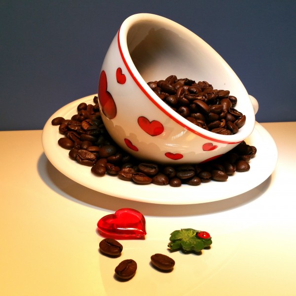 点击大图看下一张：杯子里的咖啡豆图片