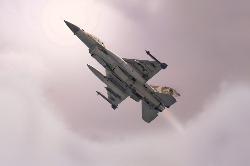 点击大图看下一张：空中的战斗机图片
